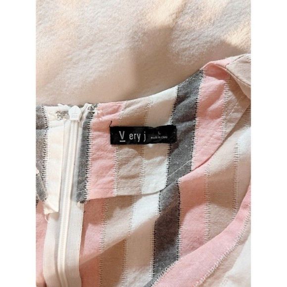 Very J | White Gray Pink Striped Romper with Pockets Size Large Belt Loops Short - Picture 3 of 10